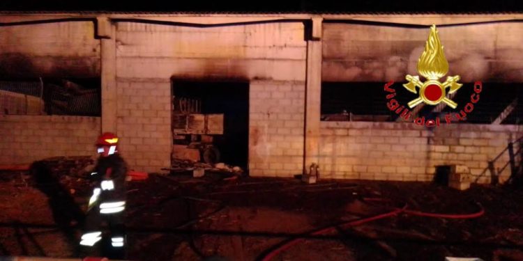 Posada: incendio in un capannone, sul posto i vigili del fuoco