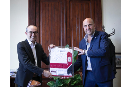 Il Cagliari Calcio dona la maglia del centenario alla città