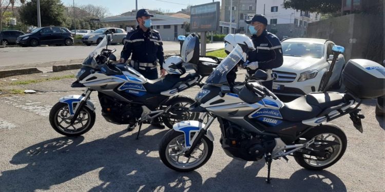 Sassari: fa acquisti con un bancomat rubato, arrestato un 21enne