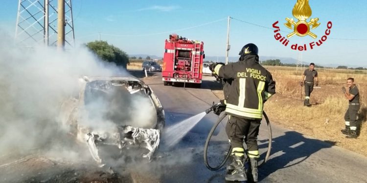 Tragedia sfiorata, questo pomeriggio, per l’incendio di un’auto, nei pressi della chiesa di Santa Maria di Uta