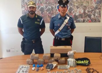 Carabinieri e Guardia di Finanza hanno arrestato un ventenne, cui hanno sequestrato 8 kg di hashish e marijuana e danaro contante