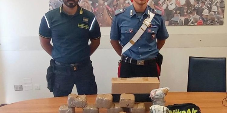 Carabinieri e Guardia di Finanza hanno arrestato un ventenne, cui hanno sequestrato 8 kg di hashish e marijuana e danaro contante