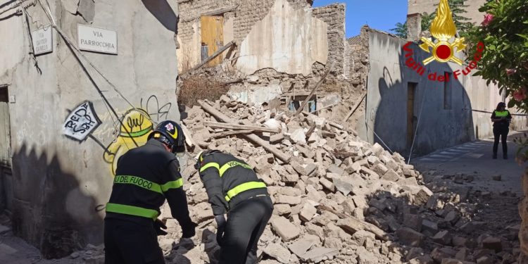 A Quartu Sant’Elena crolla parzialmente una casa disabitata, i vigili del fuoco sul posto per la messa in sicurezza