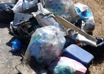 Rifiuti abbandonati in una piazzola della strada 6 ad Arborea, la denuncia della sindaca Manuela Pintus