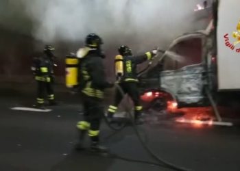 Un furgone è stato investito da un incendio sviluppatosi in galleria sulla SS 125, sul posto i vigili del fuoco di San Vito e i carabinieri