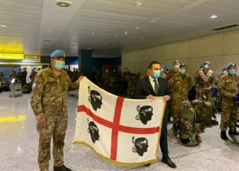 Brigata Sassari in missione in Libano. Anche il presidente Michele Pais ha salutato i “Dimonios” in partenza da Elmas