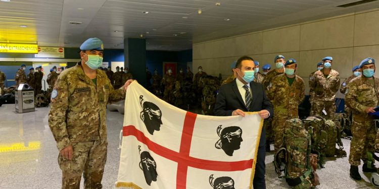 Brigata Sassari in missione in Libano. Anche il presidente Michele Pais ha salutato i “Dimonios” in partenza da Elmas