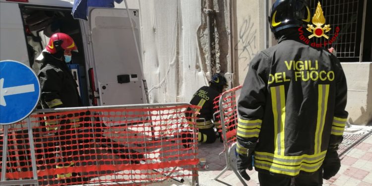 Paura, nel quartiere di Sant’Avendrace, a Cagliari, per un’esplosione in strada dovuta ad un rilascio di gas della rete cittadina