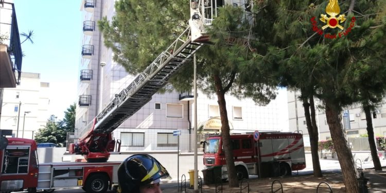 Grossi rami di un albero si spezzano in un area del centro abitato, a Quartu, i vigili del fuoco sul posto per la messa in sicurezza