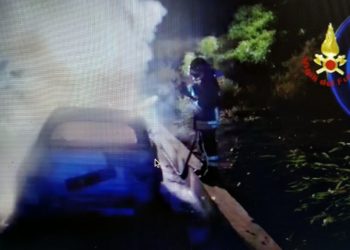 I vigili del fuoco sono intervenuti per spegnere l’incendio che ha distrutto un’auto sulla nuova SS 554 bis