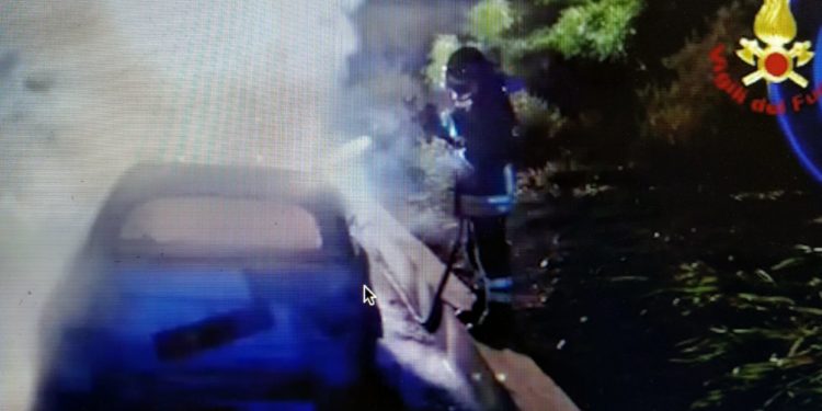 I vigili del fuoco sono intervenuti per spegnere l’incendio che ha distrutto un’auto sulla nuova SS 554 bis