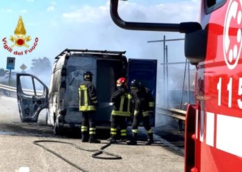 Paura, nel quartiere di Sant’Avendrace, a Cagliari, per un’esplosione in strada dovuta ad un rilascio di gas della rete cittadina