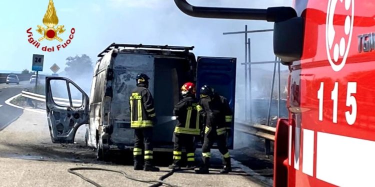 Paura, nel quartiere di Sant’Avendrace, a Cagliari, per un’esplosione in strada dovuta ad un rilascio di gas della rete cittadina