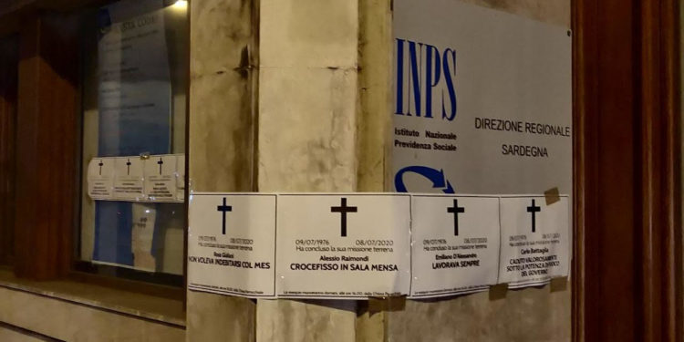CasaPound ha affisso necrologi davanti alle sedi INPS