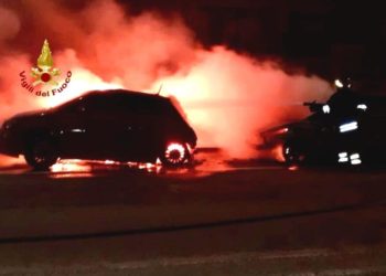 Cagliari: automobile a fuoco nel quartiere Sant’Elia, sul posto i vigili del fuoco