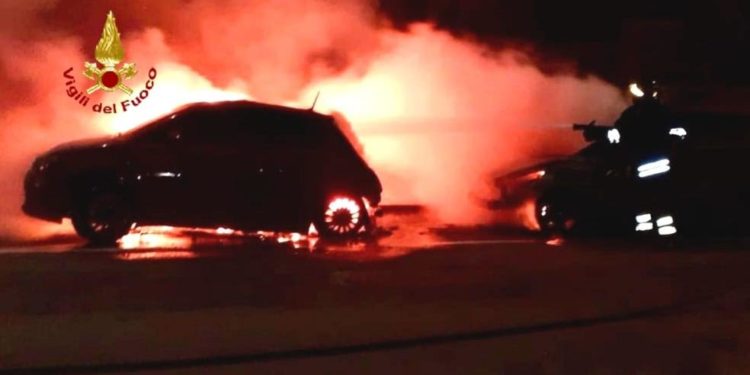 Cagliari: automobile a fuoco nel quartiere Sant’Elia, sul posto i vigili del fuoco