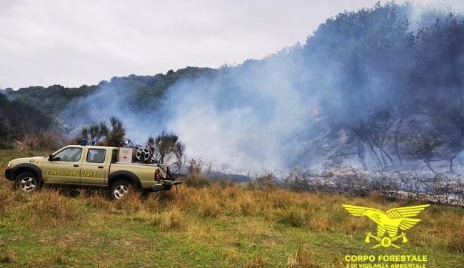 Incendio nelle campagne di Teti, sul posto un elicottero del Corpo forestale della base di Sorgono