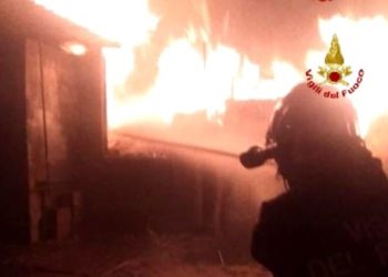 E’ in corso, a Cagliari, in via San Paolo, un vasto incendio di masserizie e vegetazione che minaccia alcune strutture