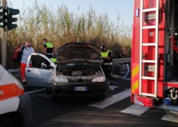 Incidente stradale lungo il viale Lungo saline, a Cagliari, dove per cause da accertare, due auto si sono urtate nell’attraversamento di incrocio