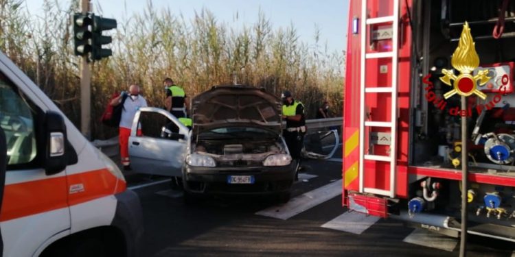 Incidente stradale lungo il viale Lungo saline, a Cagliari, dove per cause da accertare, due auto si sono urtate nell’attraversamento di incrocio