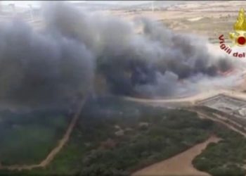 Porto Torres: grosso incendio nella discarica di Scala Erre, sul posto i vigili del fuoco