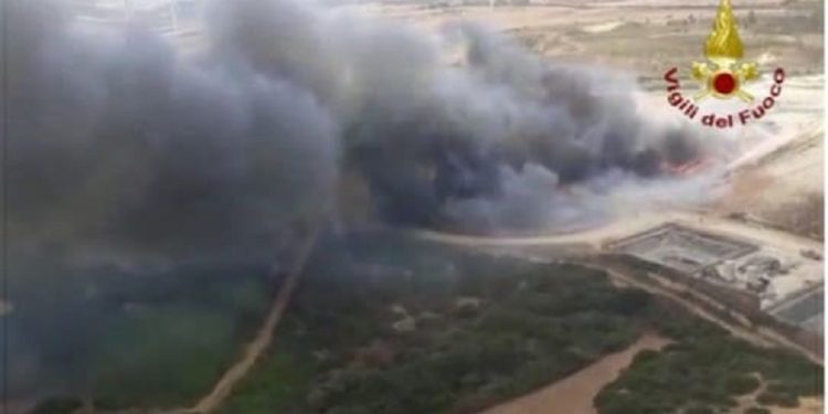 Porto Torres: grosso incendio nella discarica di Scala Erre, sul posto i vigili del fuoco