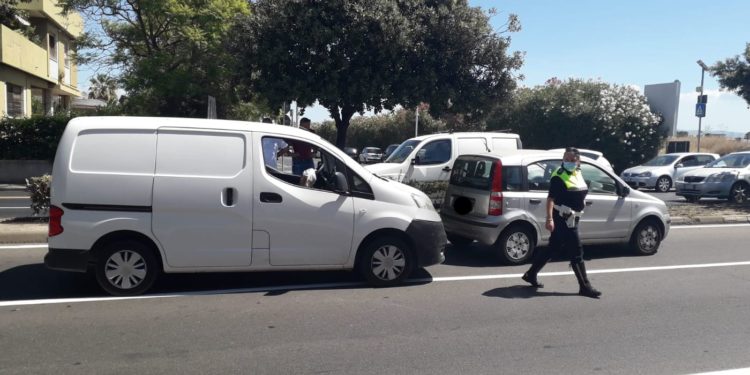 Cagliari: incidente stradale in viale Poetto, tre persone in ospedale