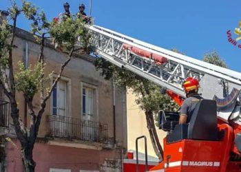Oristano: i vigili del fuoco mettono in sicurezza la facciata di un’abitazione disabitata