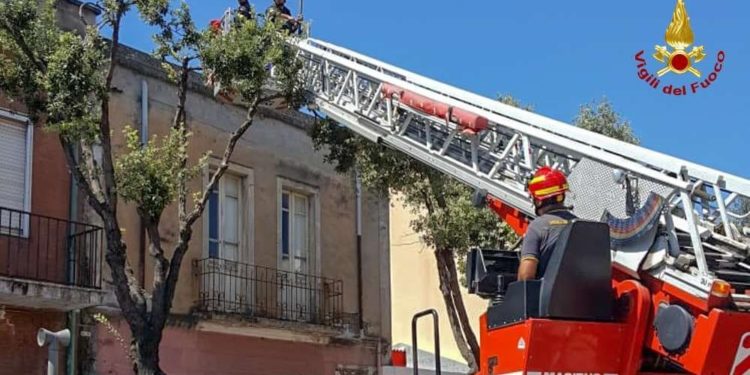 Oristano: i vigili del fuoco mettono in sicurezza la facciata di un’abitazione disabitata