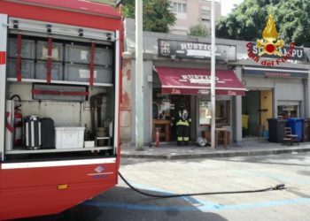 Cagliari: a fuoco una paninoteca, intervento dei vigili del fuoco