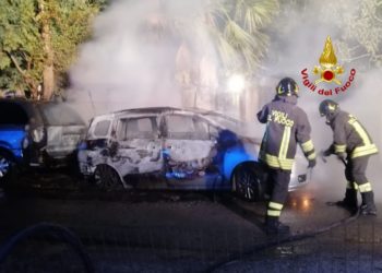 Ussana: a fuoco due autovetture in sosta, sul posto i vigili del fuoco