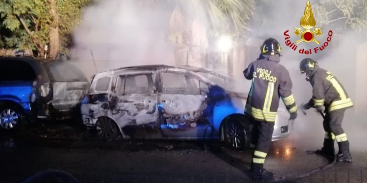 Ussana: a fuoco due autovetture in sosta, sul posto i vigili del fuoco