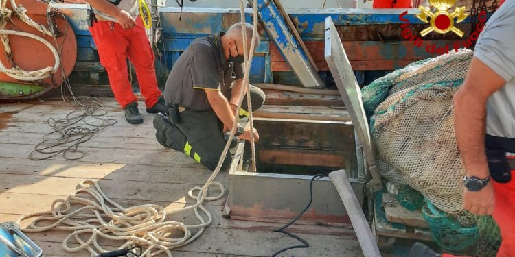 Cagliari: i vigili del fuoco sono intervenuti questa sera per il soccorso ad un peschereccio che imbarcava acqua