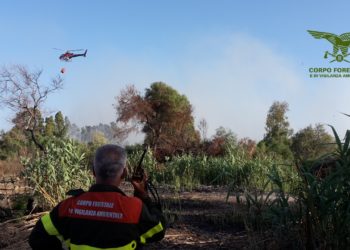 Un elicottero del Corpo forestale sta intervenendo su un incendio ad Oniferi, in località Tanca Manna