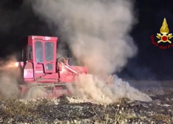 Incendio di alghe marine lungo la costa Cagliaritana in località Giorgino