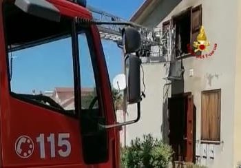 Vigili del fuoco al lavoro, a San Sperate per spegnere le fiamme e mettere in sicurezza un’abitazione