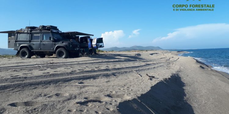 Il Corpo forestale ha contestato a 3 cittadini svizzeri il transito e la sosta con autoveicoli in arenile ed il deturpamento del sistema dunale