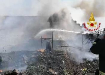 Un vasto incendio di masserizie e vegetazione sulla via San Paolo, ha coinvolto un’auto, l’ingresso di una struttura, e alcune bombole di GPL