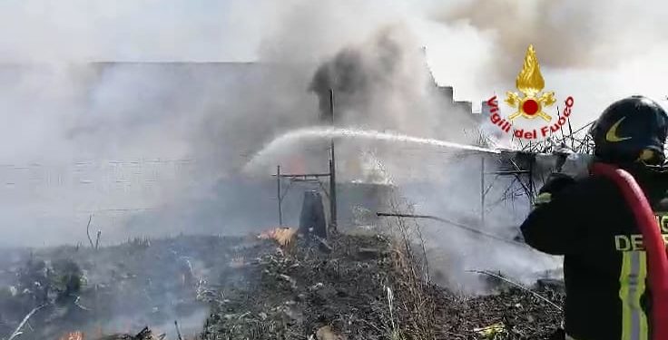 Un vasto incendio di masserizie e vegetazione sulla via San Paolo, ha coinvolto un’auto, l’ingresso di una struttura, e alcune bombole di GPL