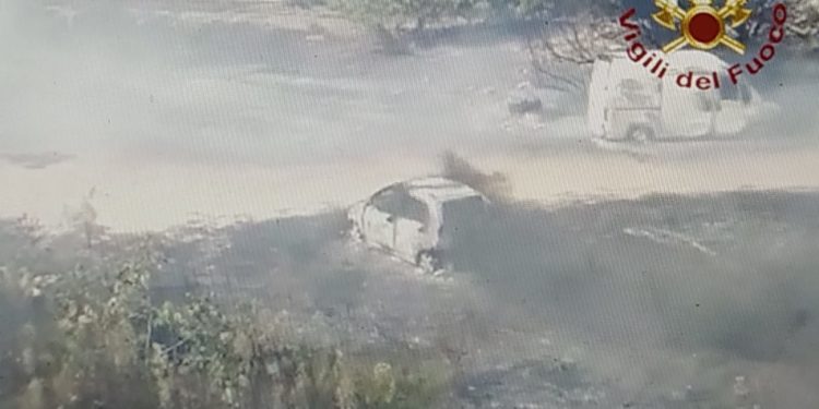 I vigili del fuoco del Comando di Cagliari sono intervenuti per spegnere un incendio di vegetazione in località Barracca Manna