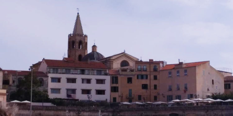 Spostamento di sabbia da una spiaggia pubblica ad una concessione privata. Il centrosinistra algherese: «Dal Comune risposte da “Sob” o “Sigh”»