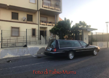 I resti di un uomo, semi-carbonizzati, sono stati trovati all’alba ai bordi di una stradina sterrata in località Porto Botte, nel comune di Giba