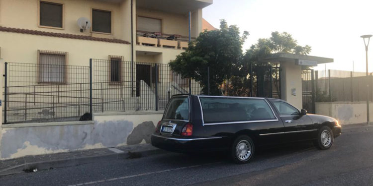 I resti di un uomo, semi-carbonizzati, sono stati trovati all’alba ai bordi di una stradina sterrata in località Porto Botte, nel comune di Giba