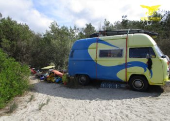 Un camper di turisti austriaci sostava all’interno delle dune di Capo Comino, sanzionati dal Blon del Corpo forestale