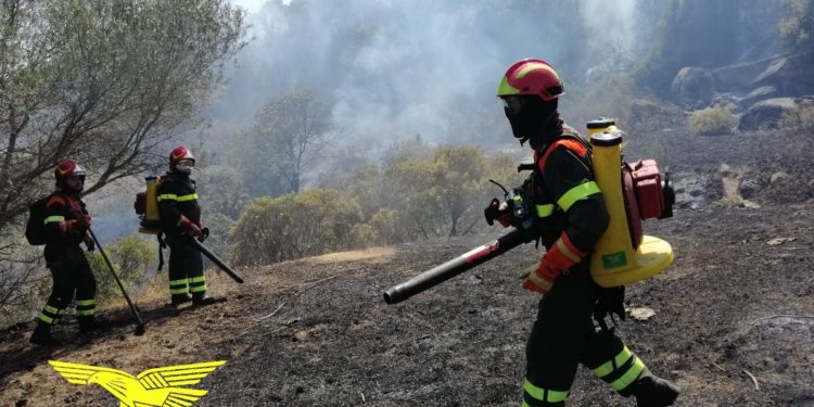 Fiamme nelle campagne di Masullas, sul posto il Corpo forestale
