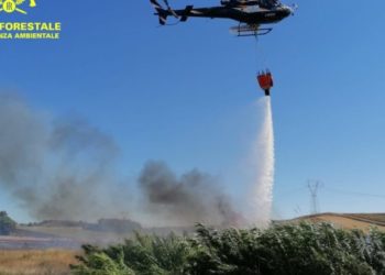 Olbia: incendio in località Stazzo Saraghinu, in azione anche un elicottero del Corpo forestale