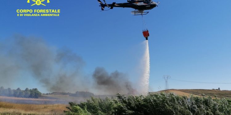 Incendio nelle campagne di Furtei, sul posto un elicottero del Corpo forestale della base di Villasalto