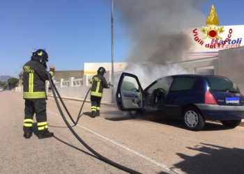 Olbia: macchina a fuoco in viale Isola Bianca, sul posto i vigili del fuoco
