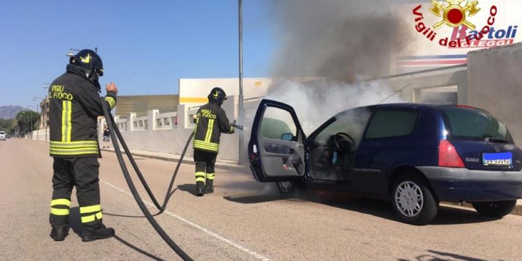 Olbia: macchina a fuoco in viale Isola Bianca, sul posto i vigili del fuoco