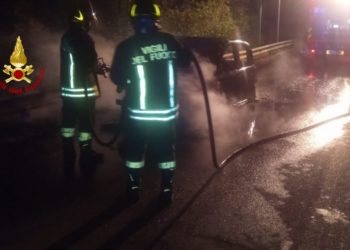 Uta: a fuoco un’autovettura, intervengono i vigili del fuoco